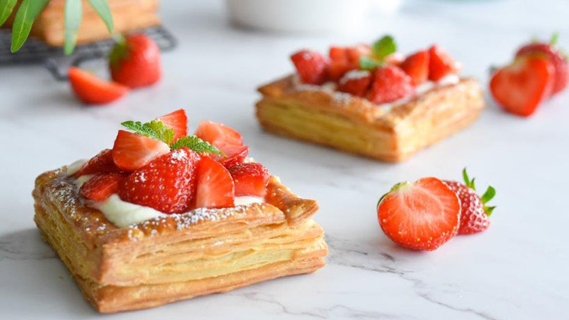 AARDBEIENTAARTJES MET BLADERDEEG